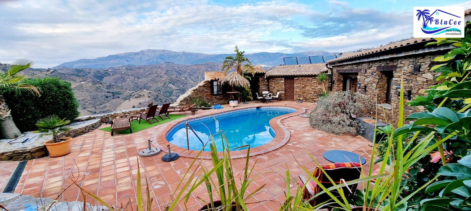 6 soveværelse Finca/Landehus til salg i Sayalonga med swimmingpool garage - € 890.000 (Ref: 8878836)