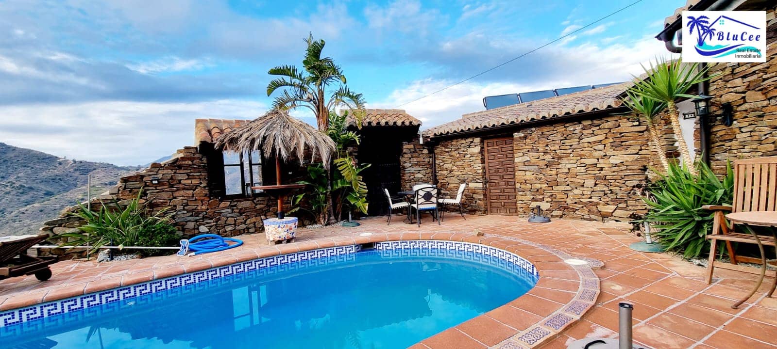 6 soveværelse Finca/Landehus til salg i Sayalonga med swimmingpool garage - € 890.000 (Ref: 8878836)