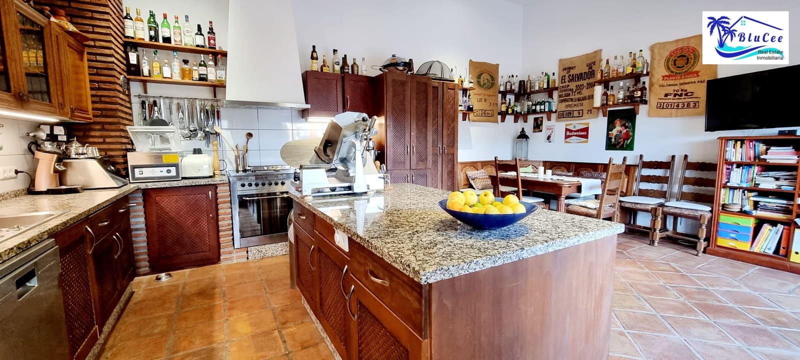 6 soveværelse Finca/Landehus til salg i Sayalonga med swimmingpool garage - € 890.000 (Ref: 8878836)