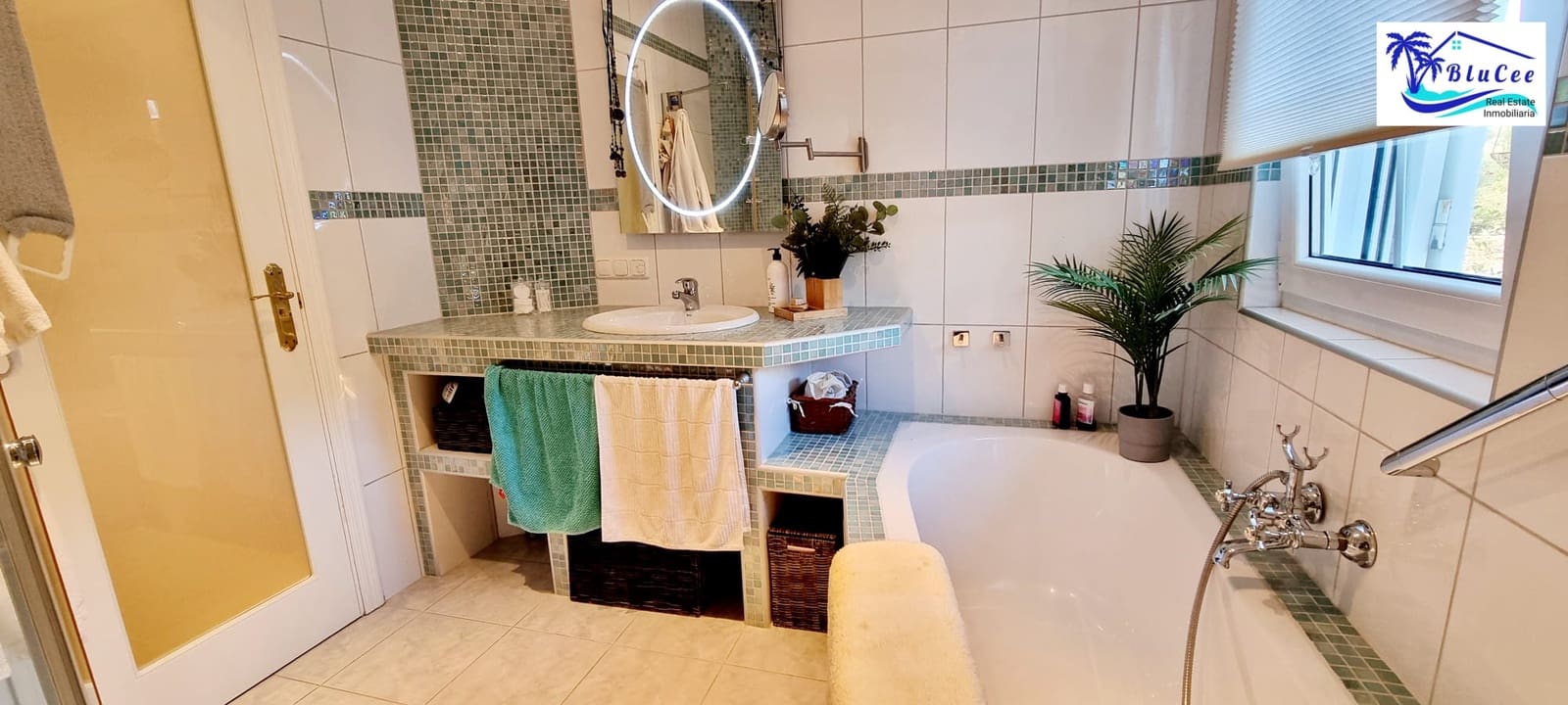 6 soveværelse Finca/Landehus til salg i Sayalonga med swimmingpool garage - € 890.000 (Ref: 8878836)