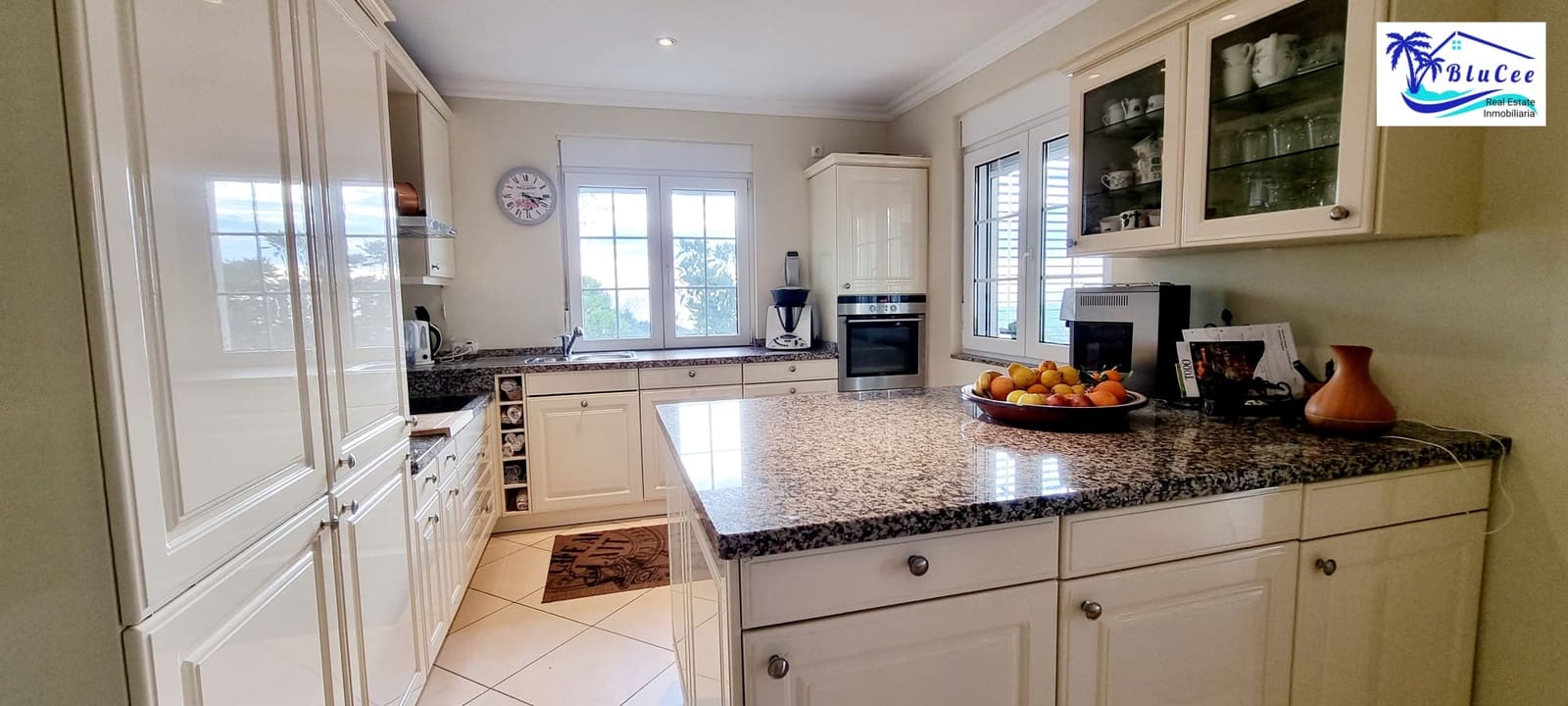 6 soveværelse Finca/Landehus til salg i Sayalonga med swimmingpool garage - € 890.000 (Ref: 8878836)