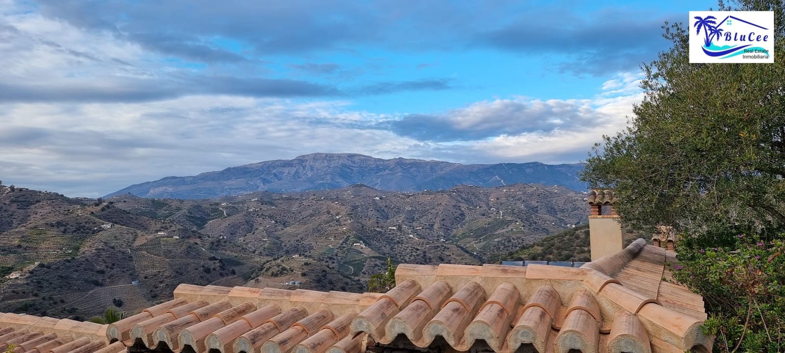 6 soveværelse Finca/Landehus til salg i Sayalonga med swimmingpool garage - € 890.000 (Ref: 8878836)