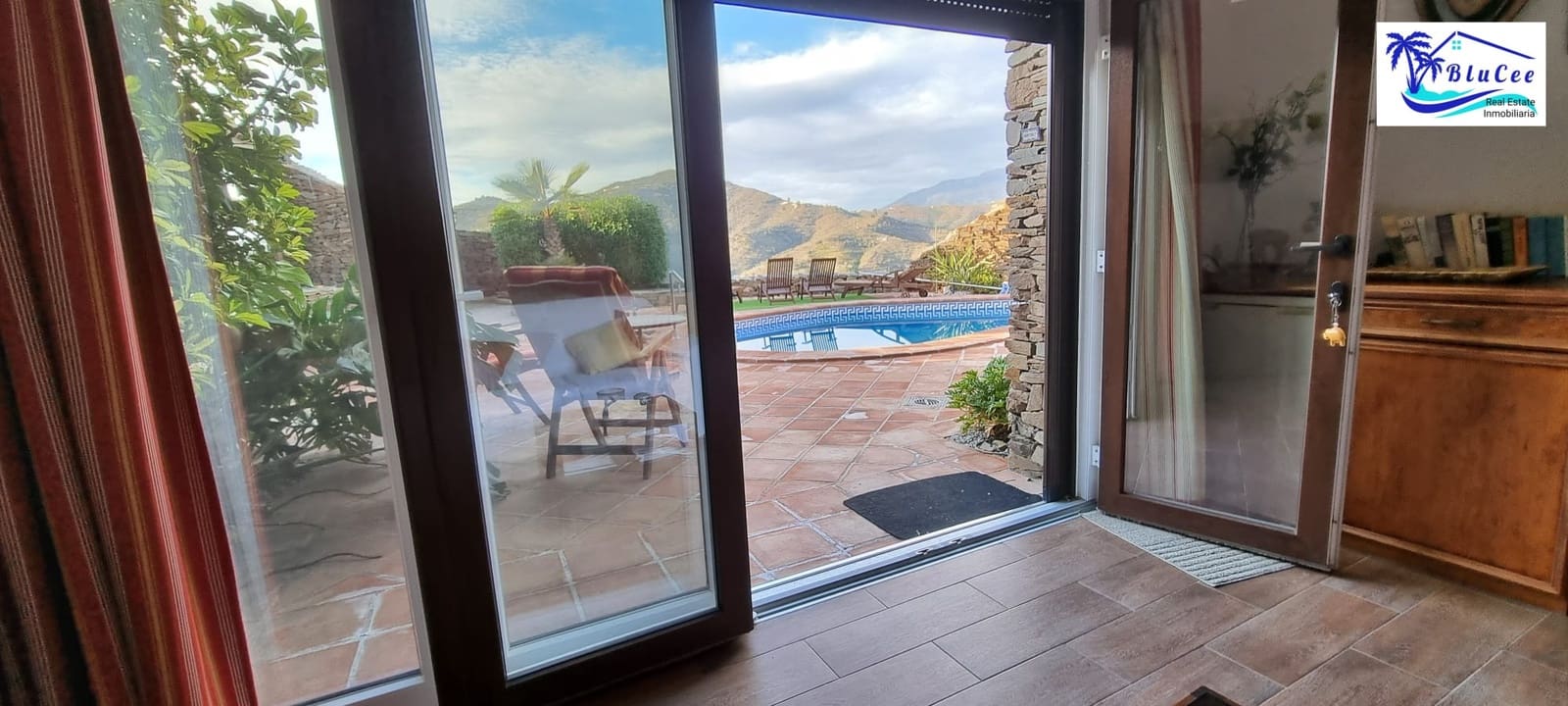 6 soveværelse Finca/Landehus til salg i Sayalonga med swimmingpool garage - € 890.000 (Ref: 8878836)