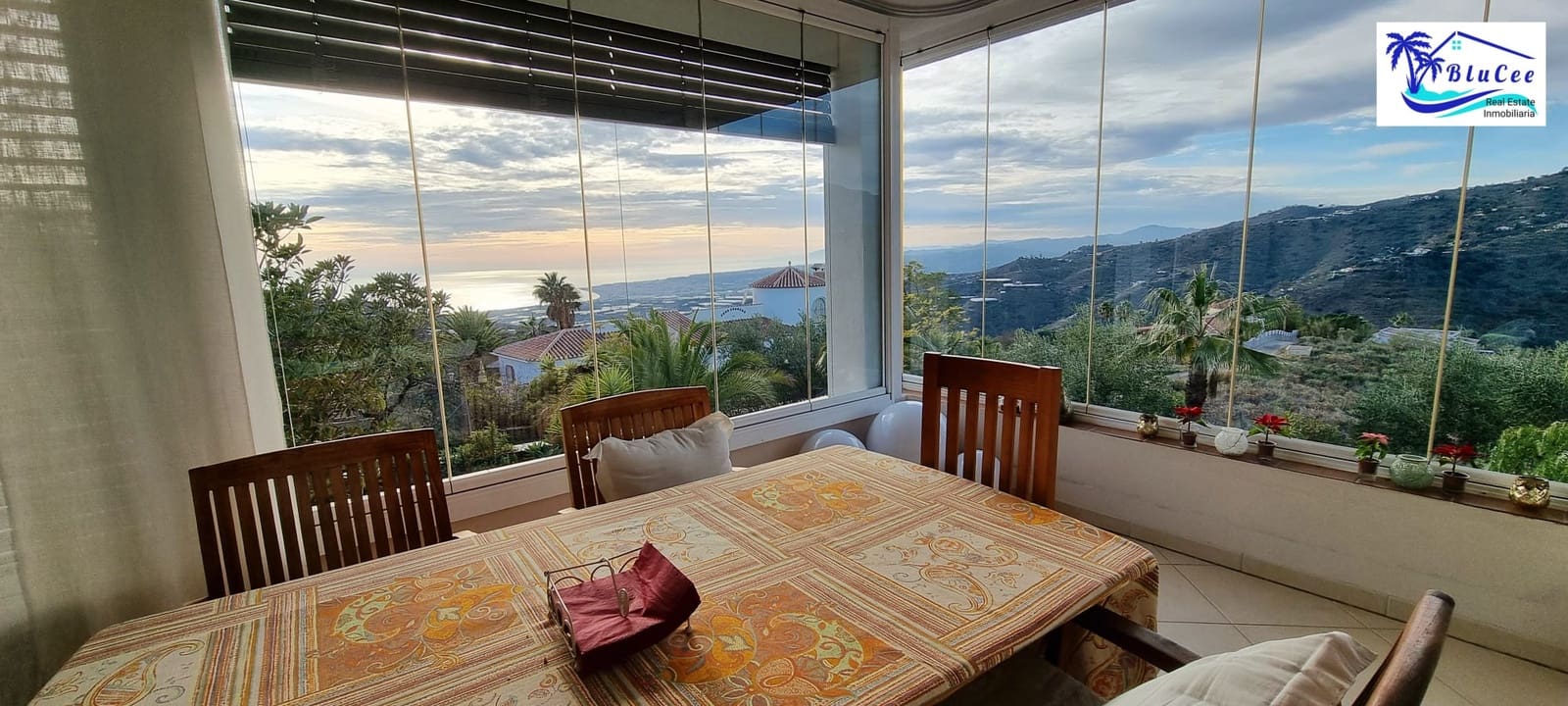 6 soveværelse Finca/Landehus til salg i Sayalonga med swimmingpool garage - € 890.000 (Ref: 8878836)