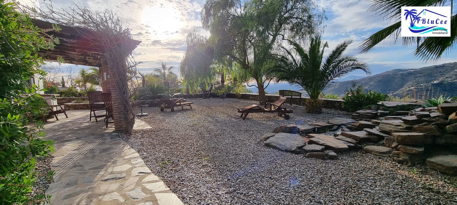 6 soveværelse Finca/Landehus til salg i Sayalonga med swimmingpool garage - € 890.000 (Ref: 8878836)