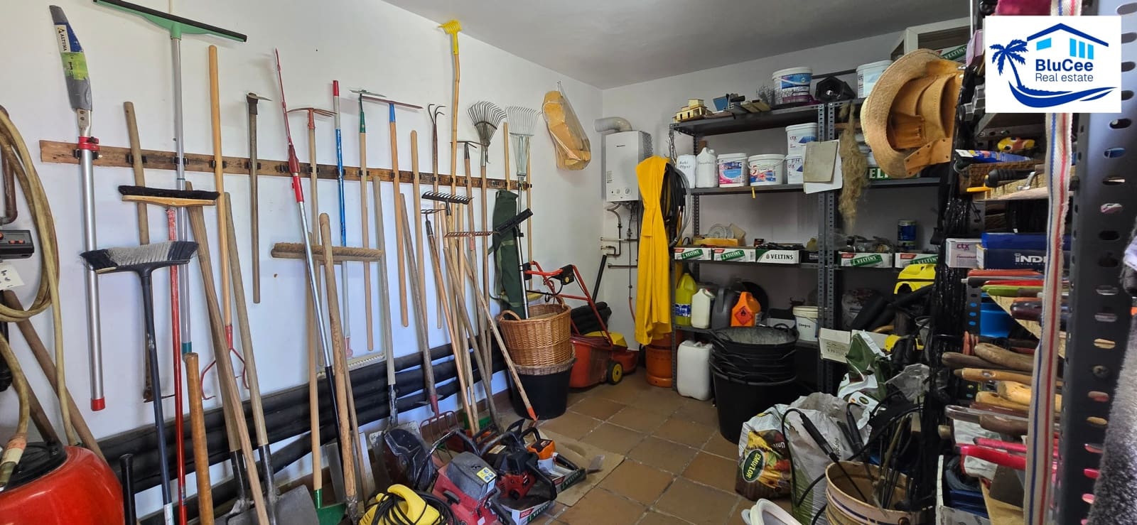 3 soveværelse Villa til salg i Sayalonga med swimmingpool garage - € 740.000 (Ref: 9153280)