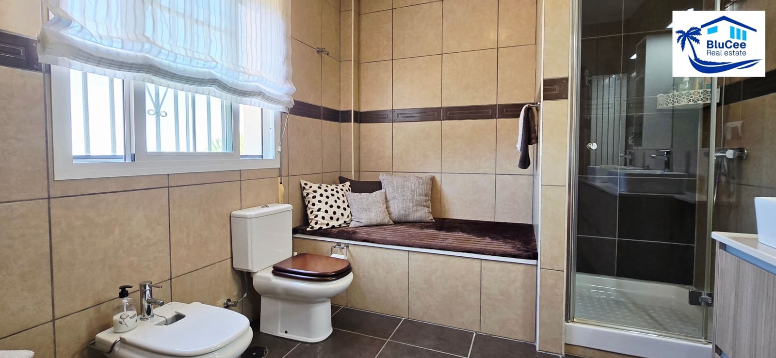 3 soveværelse Villa til salg i Sayalonga med swimmingpool garage - € 740.000 (Ref: 9153280)