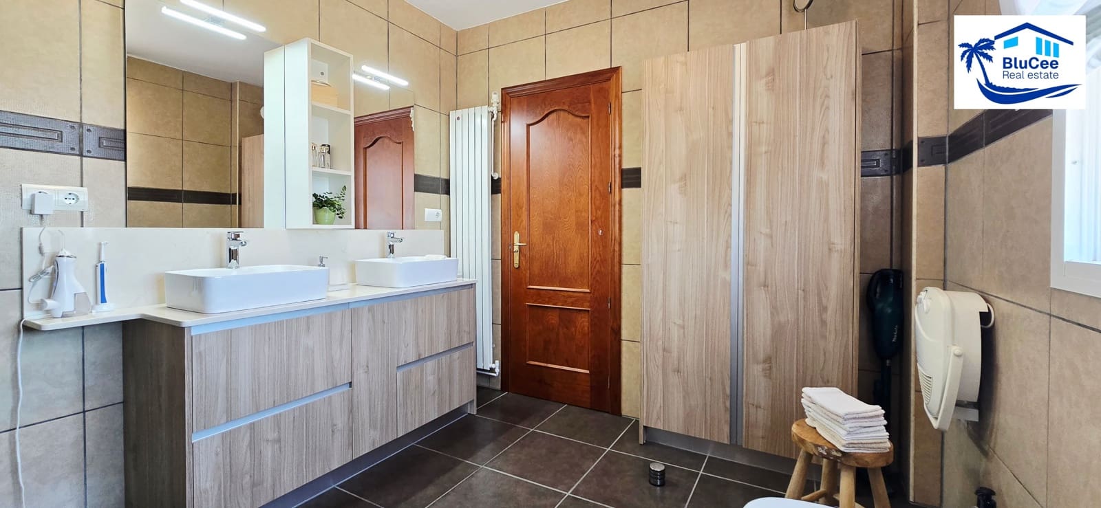 3 soveværelse Villa til salg i Sayalonga med swimmingpool garage - € 740.000 (Ref: 9153280)