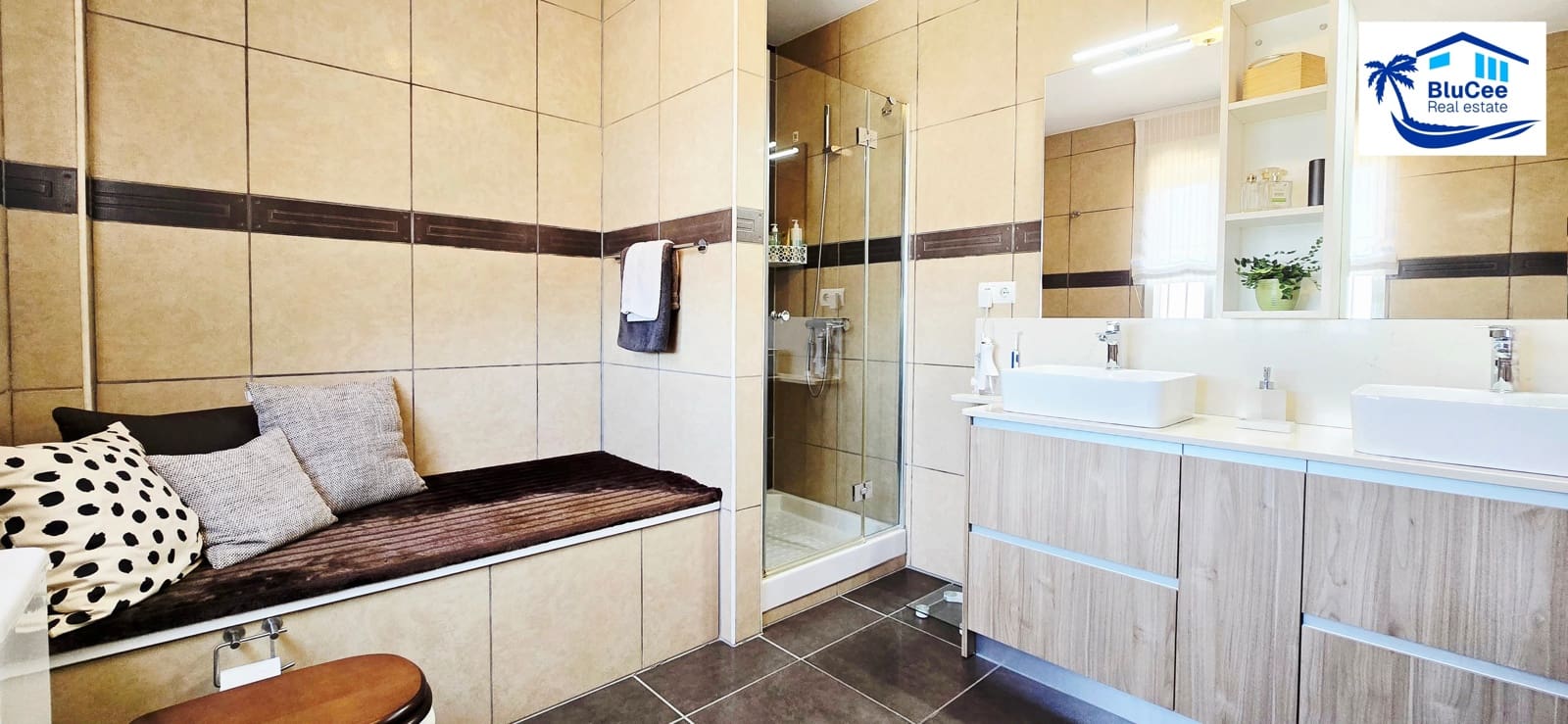 3 soveværelse Villa til salg i Sayalonga med swimmingpool garage - € 740.000 (Ref: 9153280)