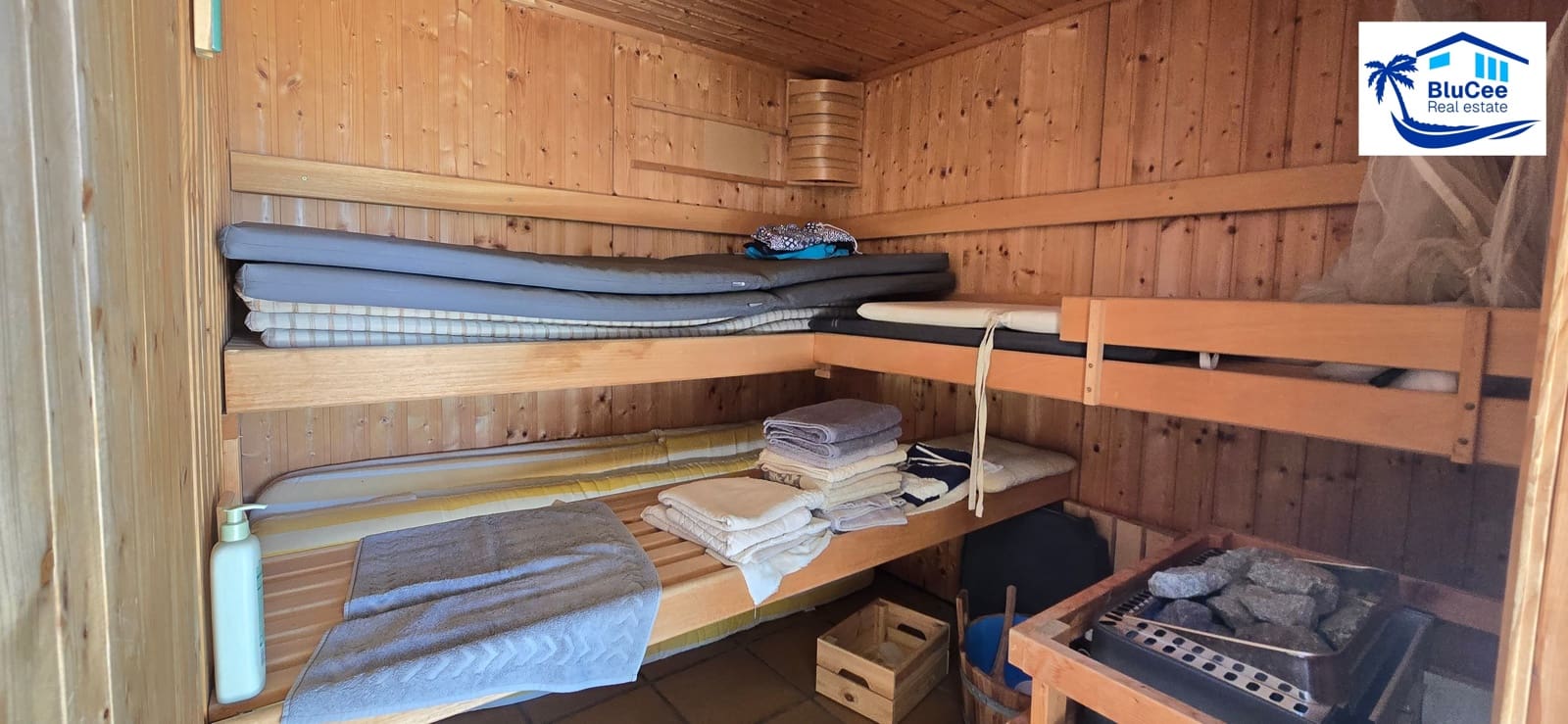 3 soveværelse Villa til salg i Sayalonga med swimmingpool garage - € 740.000 (Ref: 9153280)