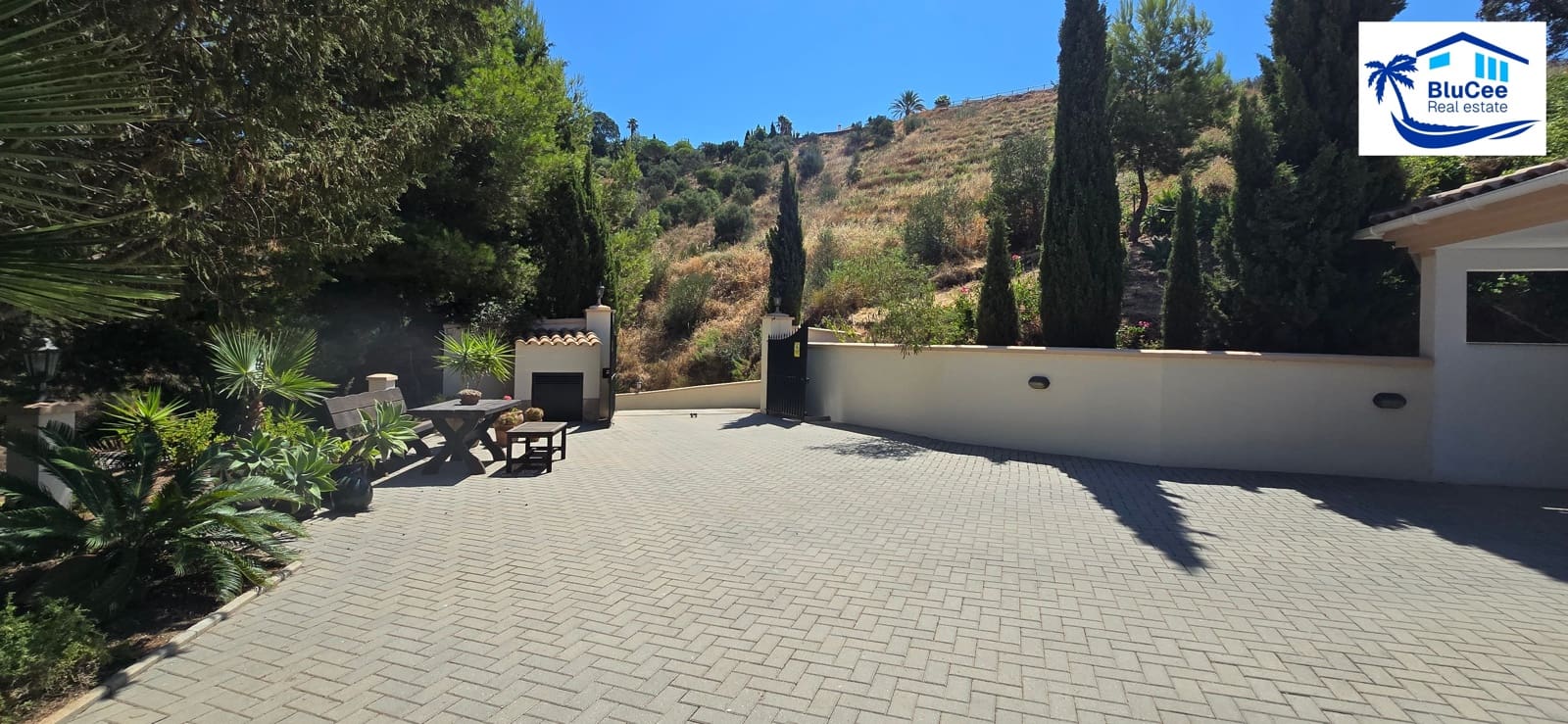 3 soveværelse Villa til salg i Sayalonga med swimmingpool garage - € 740.000 (Ref: 9153280)