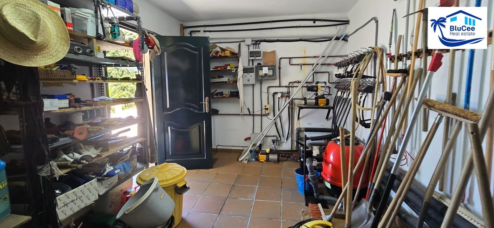 3 soveværelse Villa til salg i Sayalonga med swimmingpool garage - € 740.000 (Ref: 9153280)