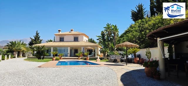 Chalet de 3 habitaciones en Sayalonga en venta con piscina garaje - 749.000 € (Ref: 9153280)