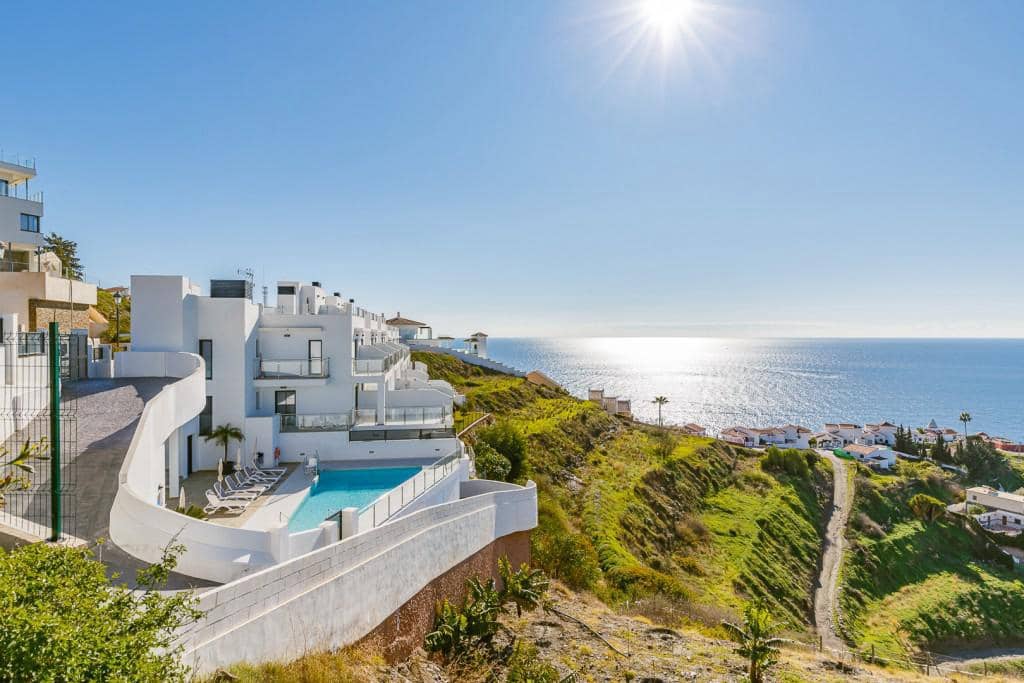 3 soverom Rekkehus til salgs i Nerja med svømmebasseng garasje - € 449 000 (Ref: 9832215)