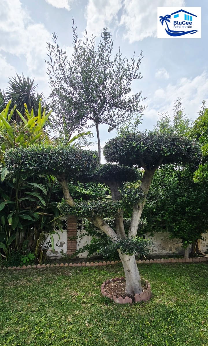 4 bedroom Villa for sale in Rincon de la Victoria with garage - € 840,000 (Ref: 9838618)