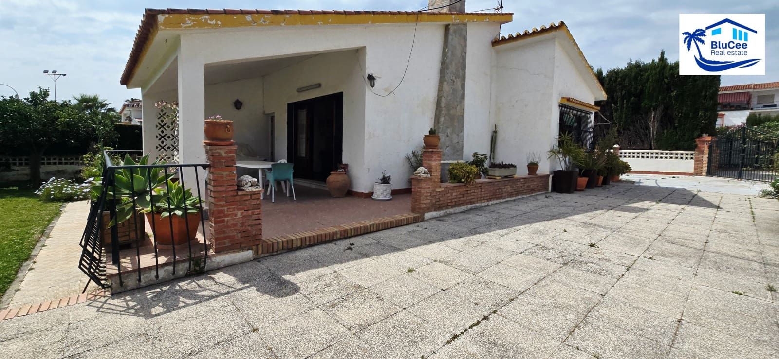 4 bedroom Villa for sale in Rincon de la Victoria with garage - € 840,000 (Ref: 9838618)