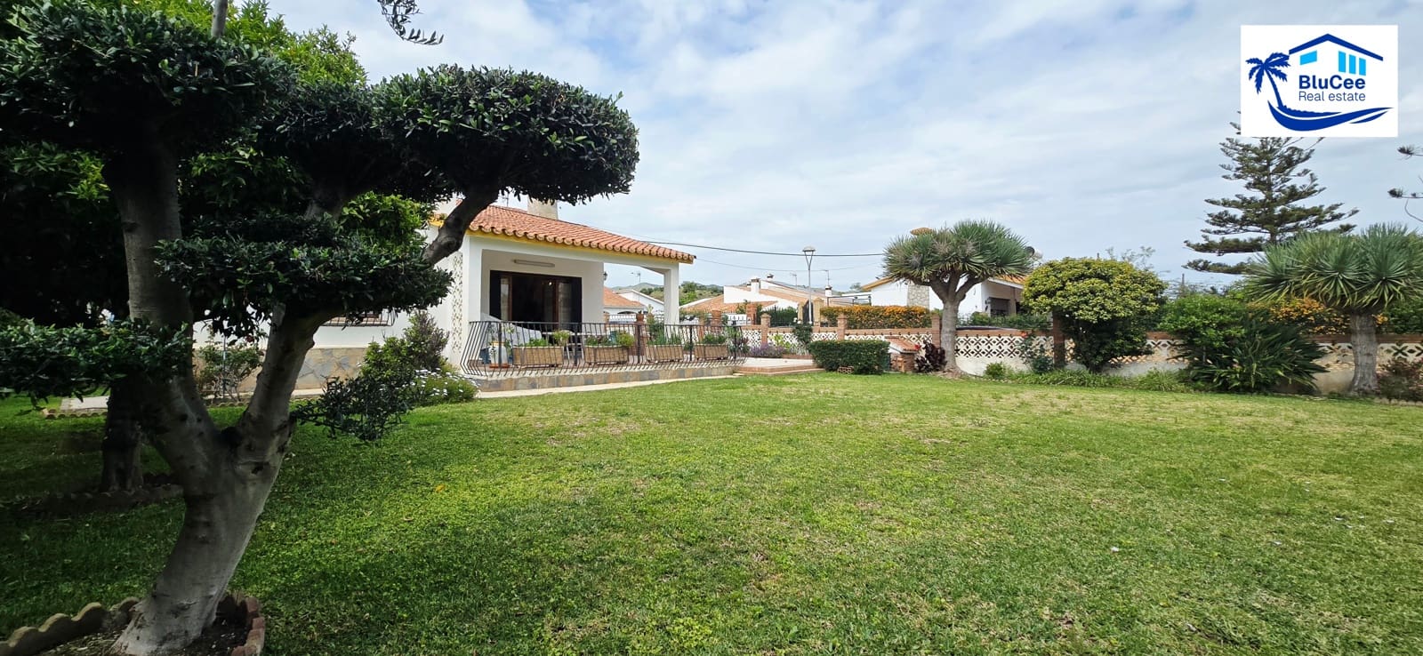 4 bedroom Villa for sale in Rincon de la Victoria with garage - € 840,000 (Ref: 9838618)
