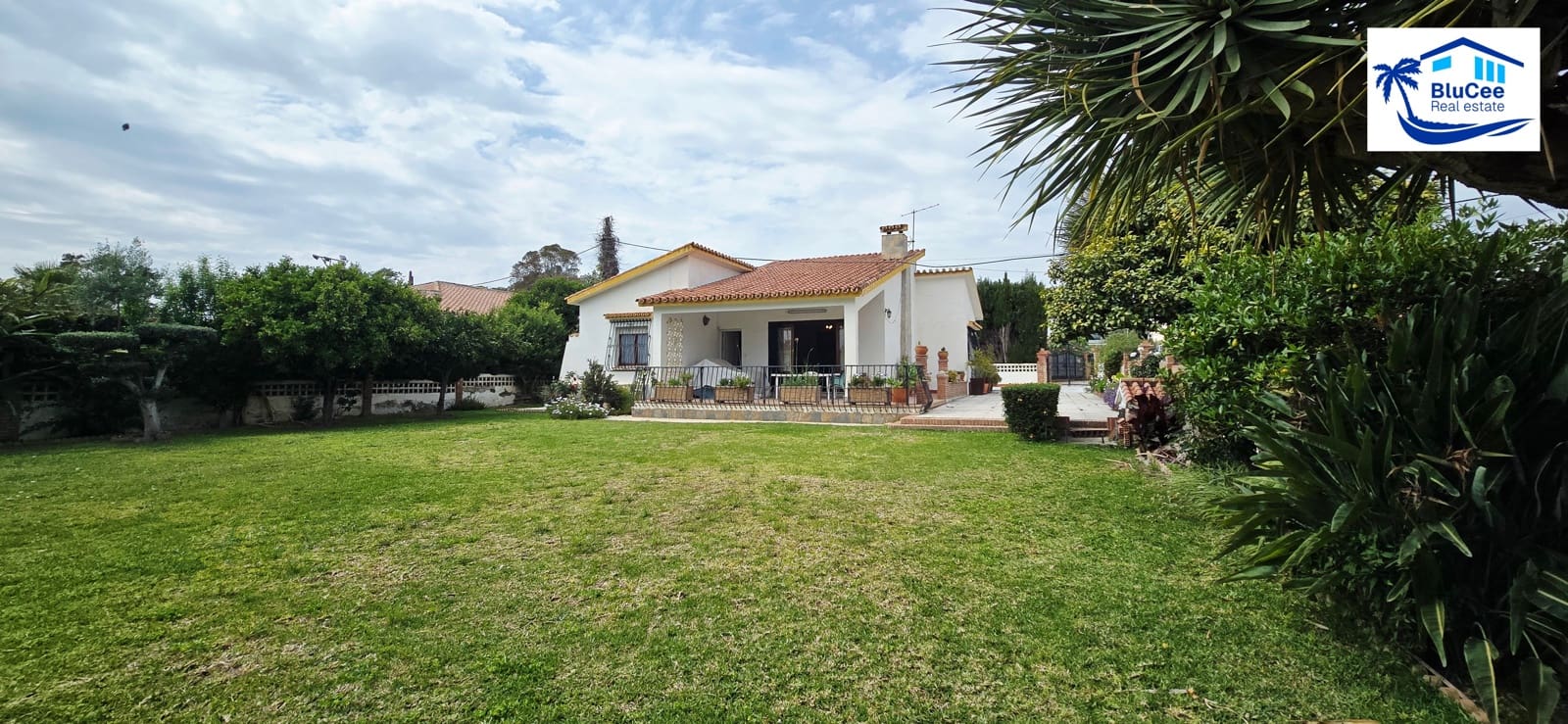 4 bedroom Villa for sale in Rincon de la Victoria with garage - € 840,000 (Ref: 9838618)