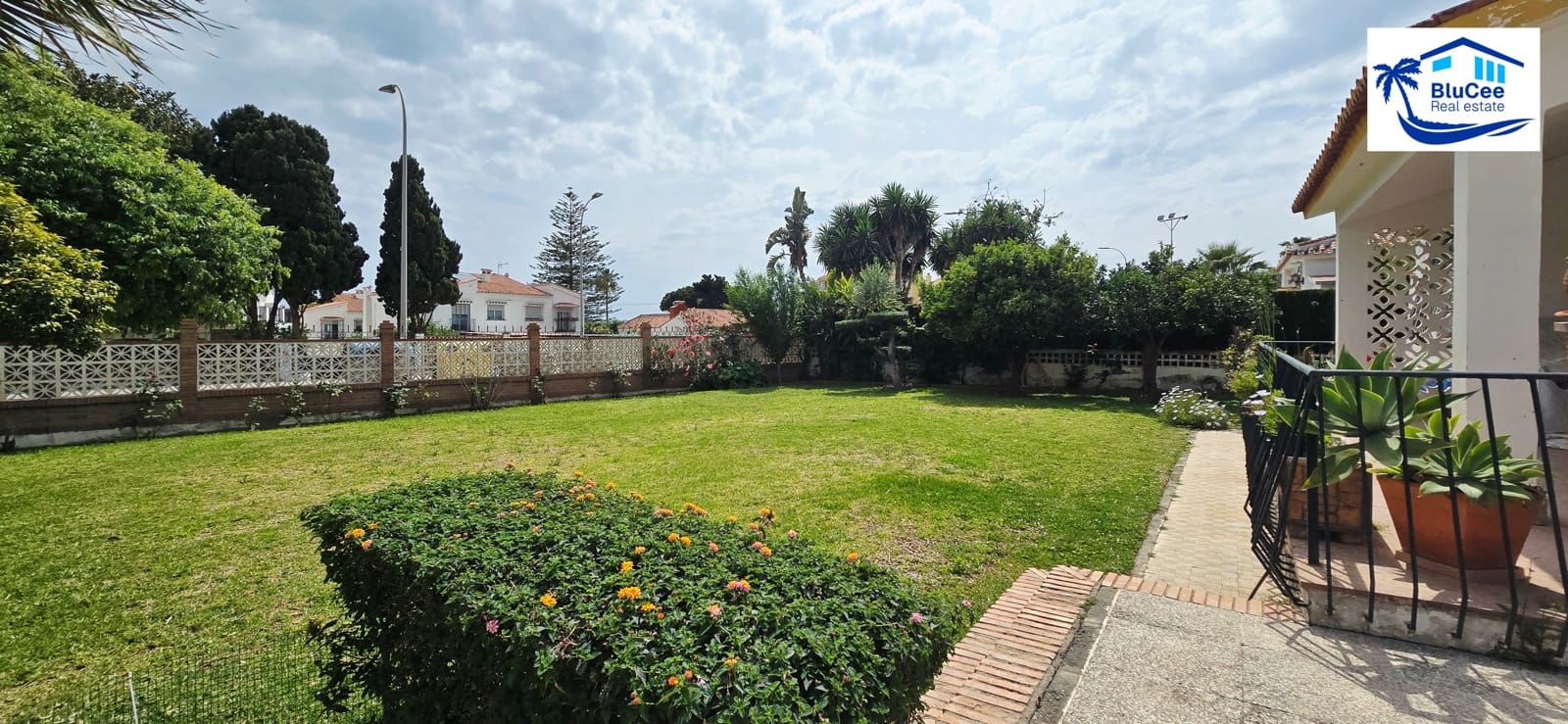 4 bedroom Villa for sale in Rincon de la Victoria with garage - € 840,000 (Ref: 9838618)