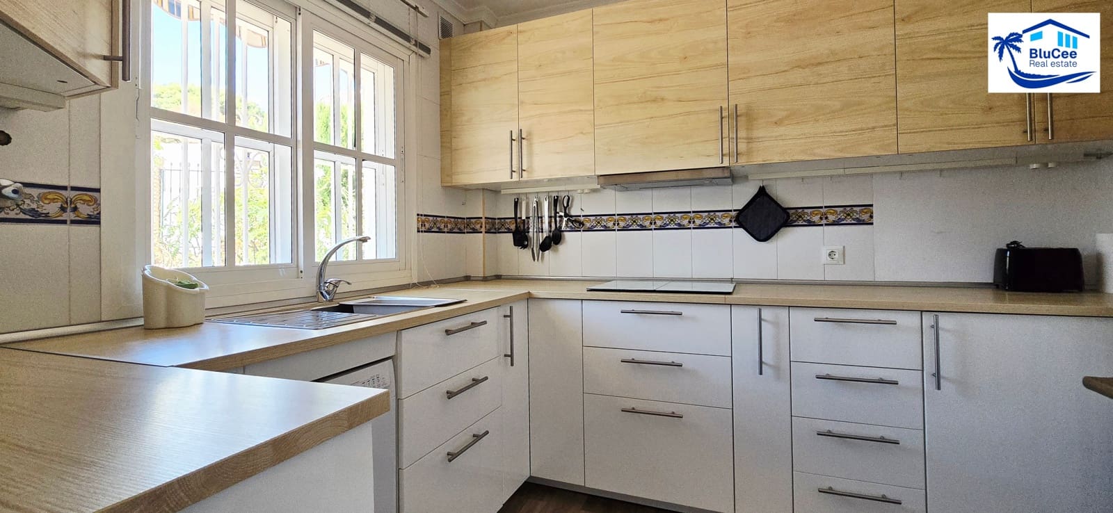 3 soverom Rekkehus til salgs i Caleta de Velez med svømmebasseng garasje - € 420 000 (Ref: 9855965)