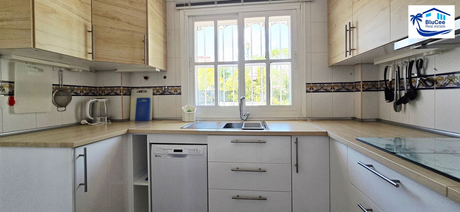 3 soverom Rekkehus til salgs i Caleta de Velez med svømmebasseng garasje - € 420 000 (Ref: 9855965)