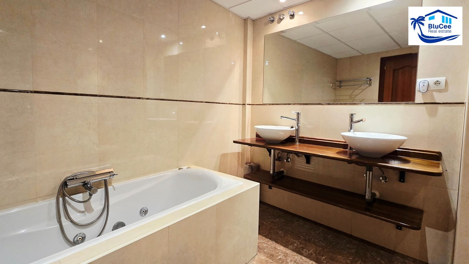 2 bedroom Apartment for sale in Rincon de la Victoria with pool garage - € 365,000 (Ref: 9867914)