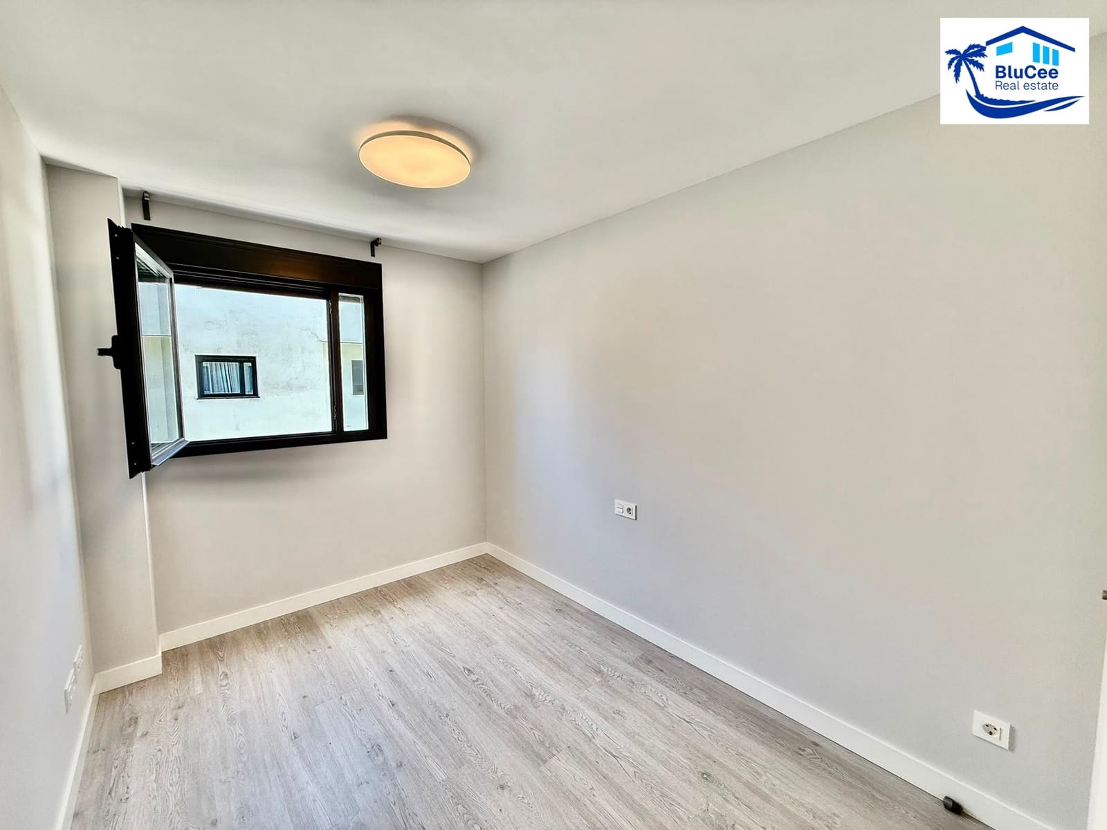 4 soveværelse Lejlighed til salg i La Cala del Moral med swimmingpool garage - € 475.000 (Ref: 9986077)