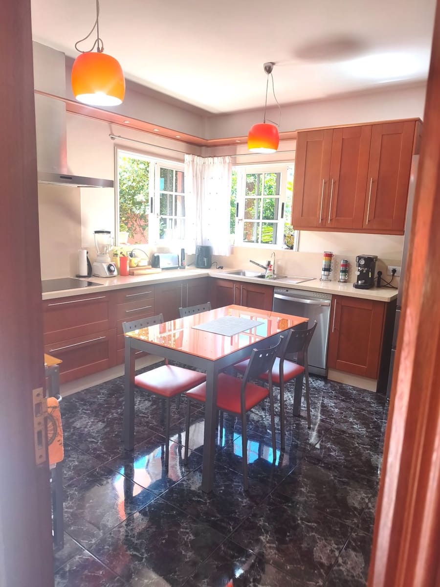 4 bedroom Villa for sale in Tacoronte with garage - € 520,000 (Ref: 10005139)