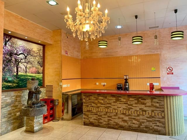 Commercieel te huur in San Cristóbal de La Laguna - € 1.600 (Ref: 8342776)