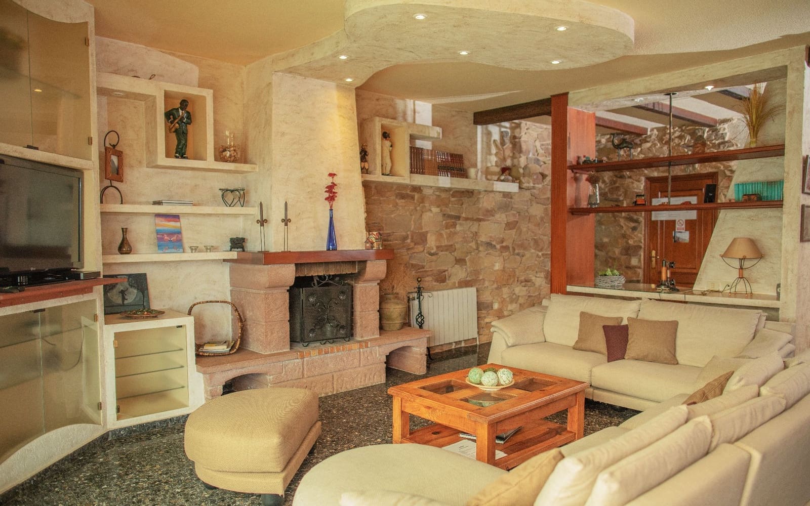 5 bedroom Villa for sale in La Esperanza with pool garage - € 700,000 (Ref: 8905026)