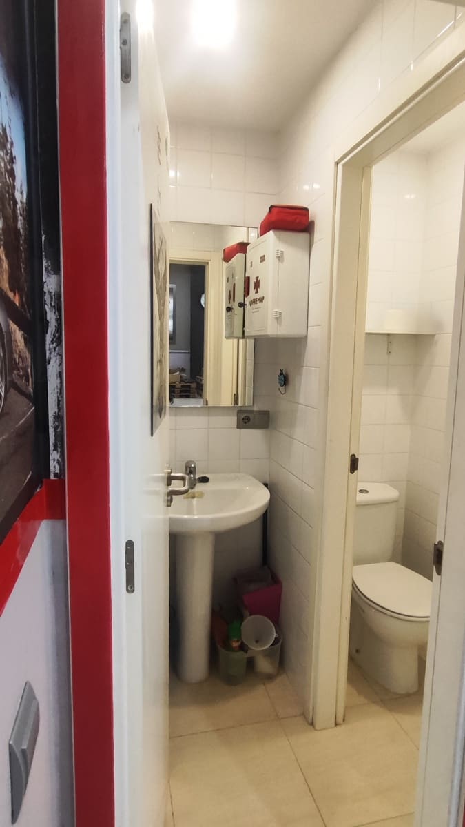 Kommersiell til salgs i Acoran med garasje - € 138 600 (Ref: 9450126)