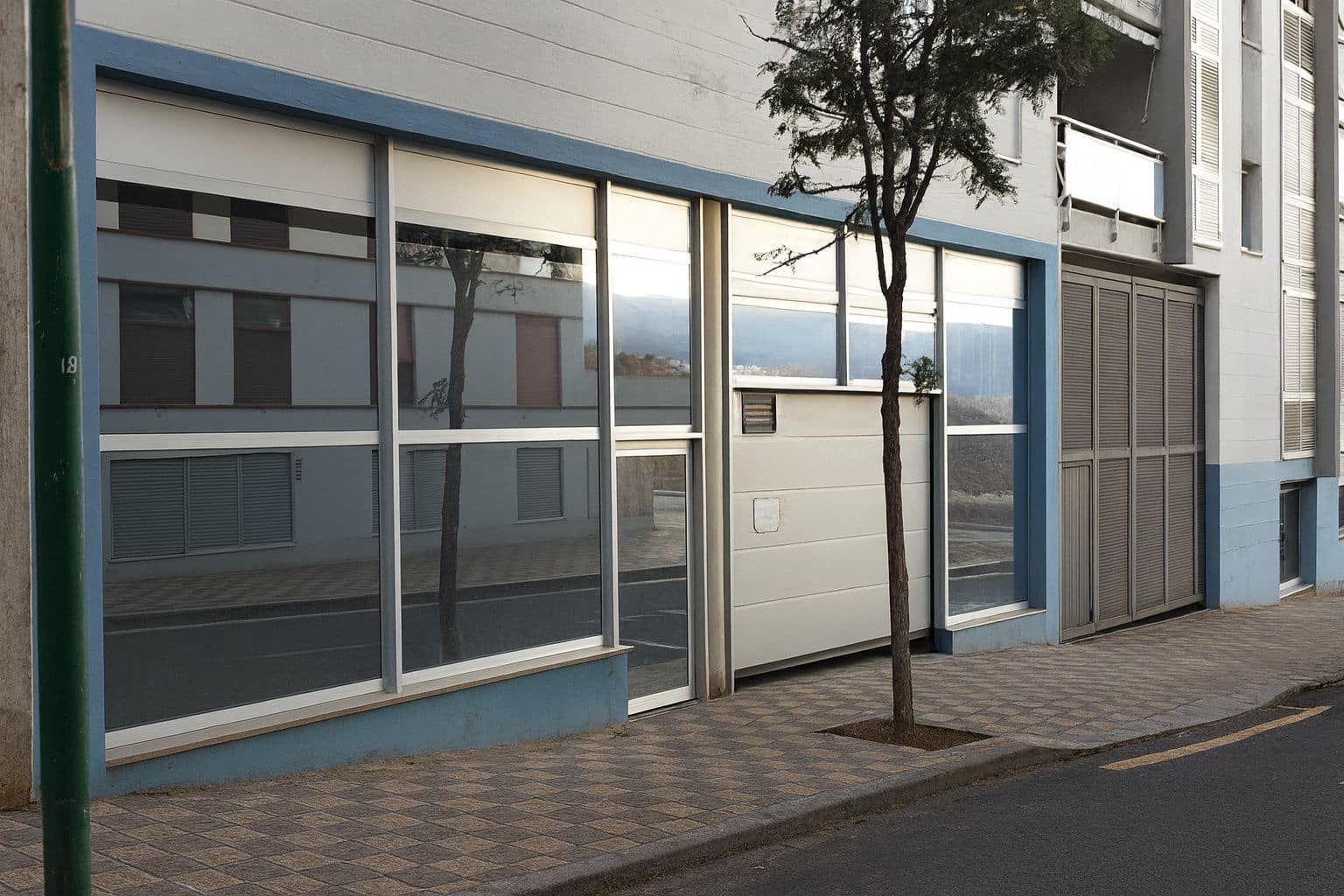 Kommersiell til salgs i Acoran med garasje - € 138 600 (Ref: 9450126)