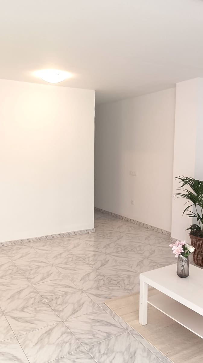 4 bedroom Flat for rent in Santa Cruz de Tenerife - € 1,300 (Ref: 9488204)