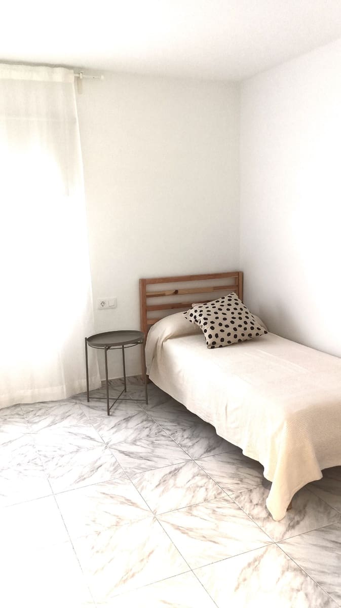 4 bedroom Flat for rent in Santa Cruz de Tenerife - € 1,300 (Ref: 9488204)