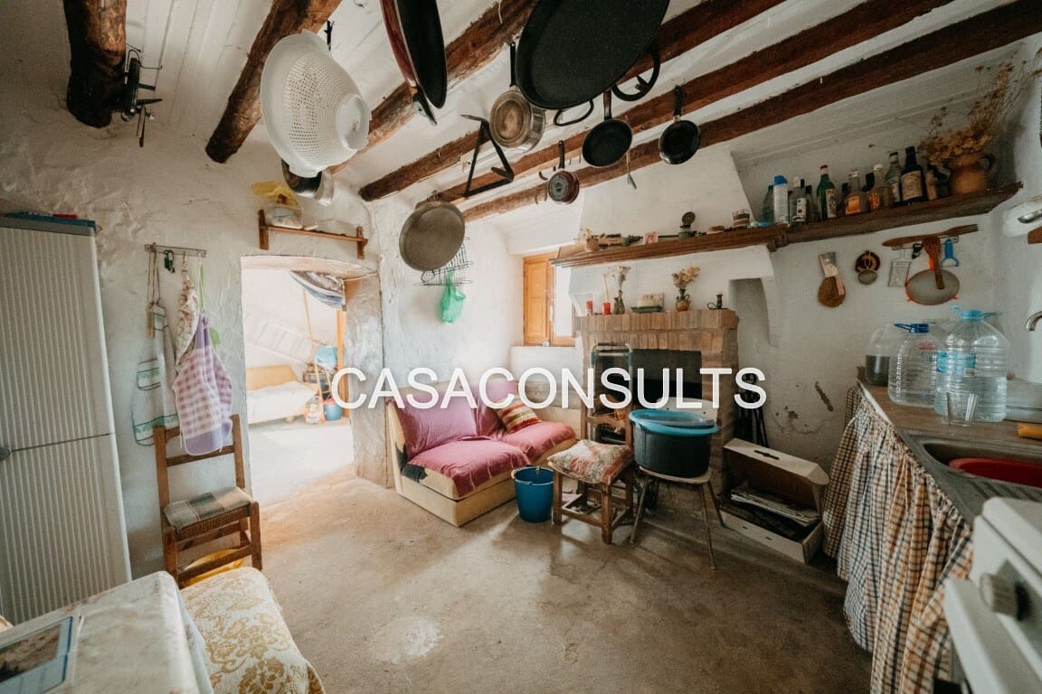 4 bedroom Villa for sale in Atzeneta del Maestrat - € 55,000 (Ref: 6890635)