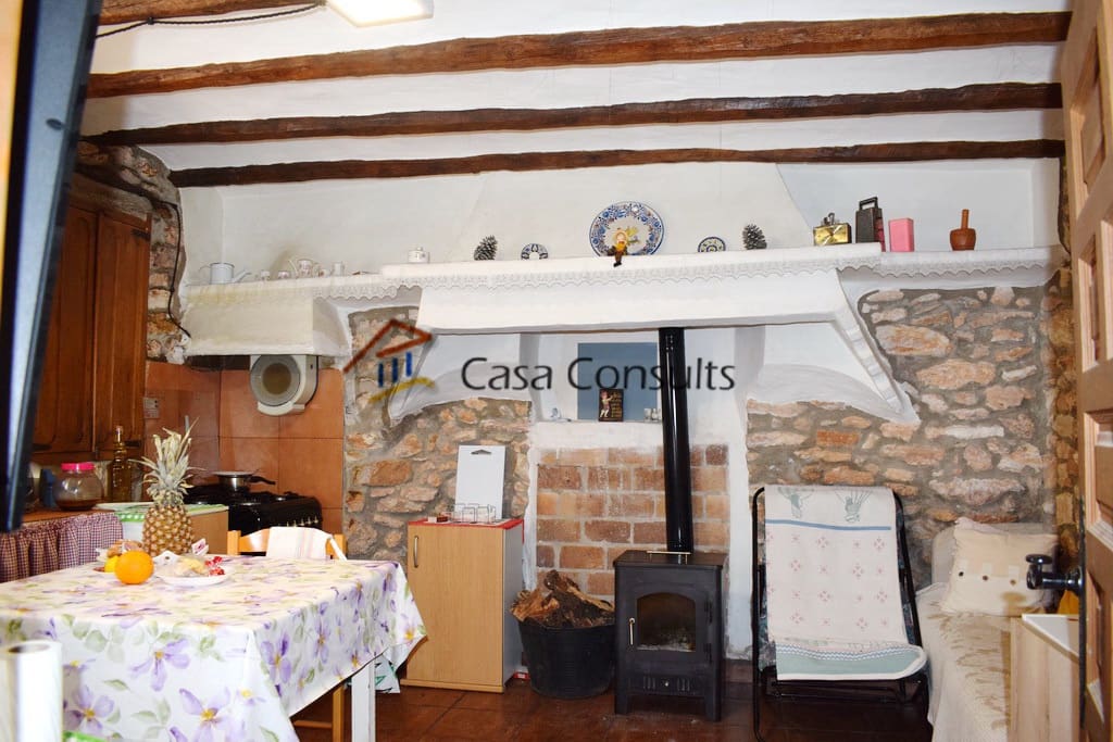 7 soveværelse Villa til salg i Les Useres med garage - € 160.000 (Ref: 8488126)