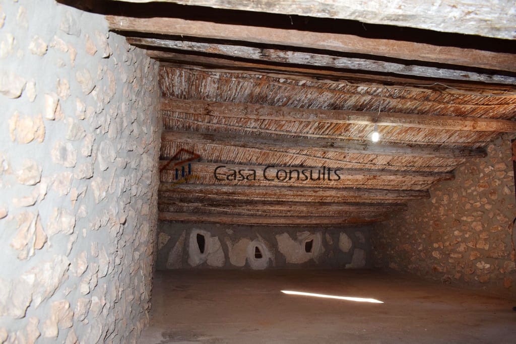 7 soveværelse Villa til salg i Les Useres med garage - € 160.000 (Ref: 8488126)