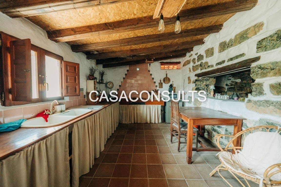 2 bedroom Villa for sale in Atzeneta del Maestrat - € 150,000 (Ref: 9823649)