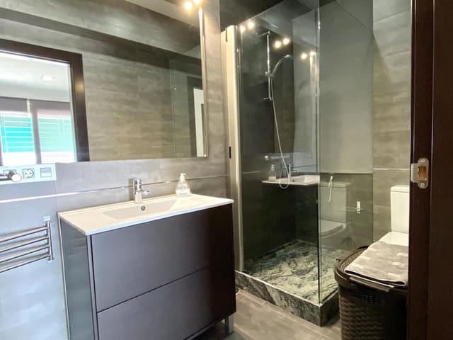 2 soveværelse Lejlighed til leje i Las Gaviotas  - Carvajal, Fuengirola med garage - € 1.200 (Ref: 10015095)