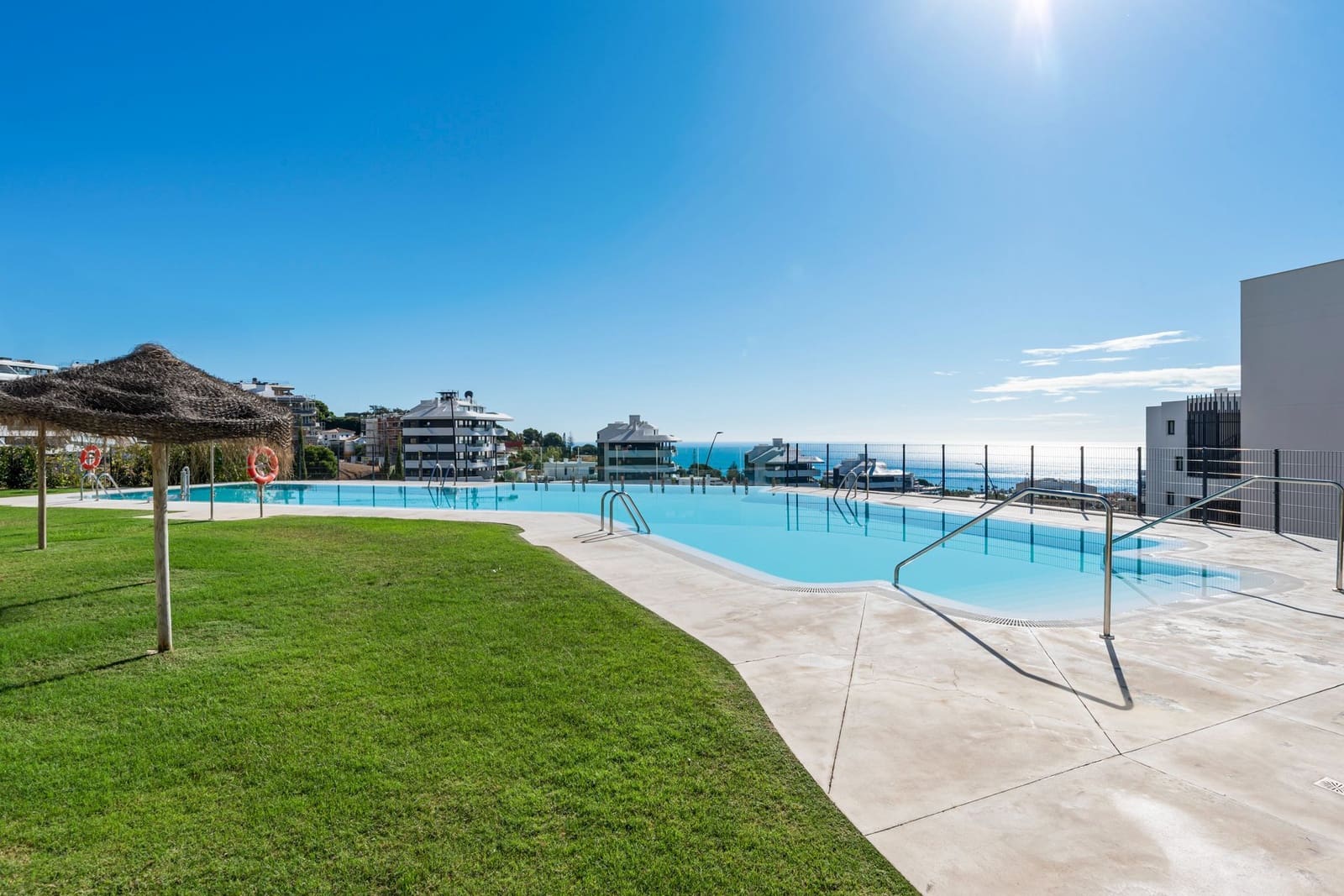 Piso de 2 habitaciones en Fuengirola en venta con piscina garaje - 675.000 € (Ref: 9371141)