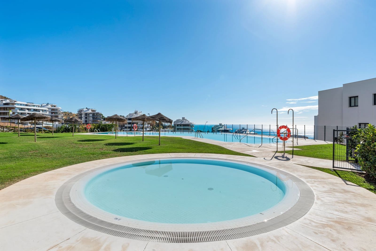 Piso de 2 habitaciones en Fuengirola en venta con piscina garaje - 675.000 € (Ref: 9371141)