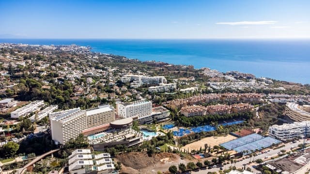 Piso de 2 habitaciones en El Higuerón, Fuengirola en venta con piscina garaje - 675.000 € (Ref: 9371141)