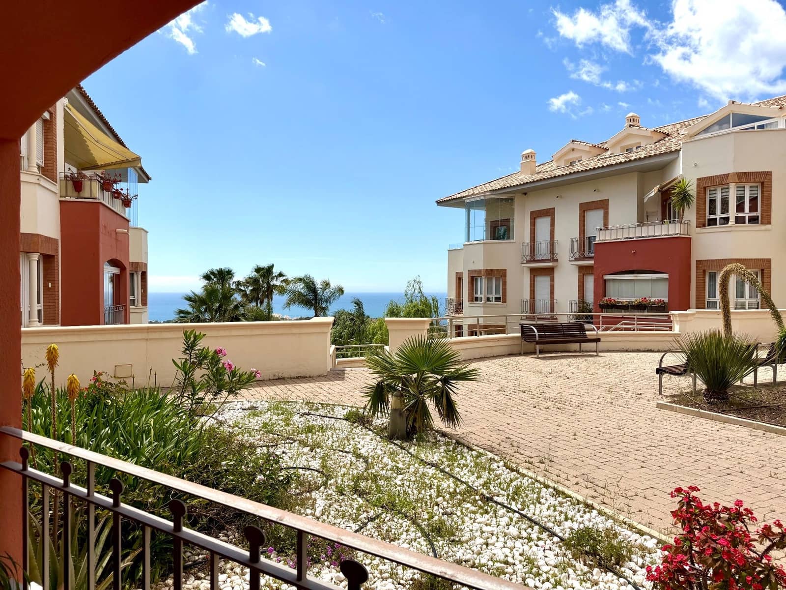 2 bedroom Apartment for sale in Benalmadena Costa with pool garage - € 299,500 (Ref: 9827446)