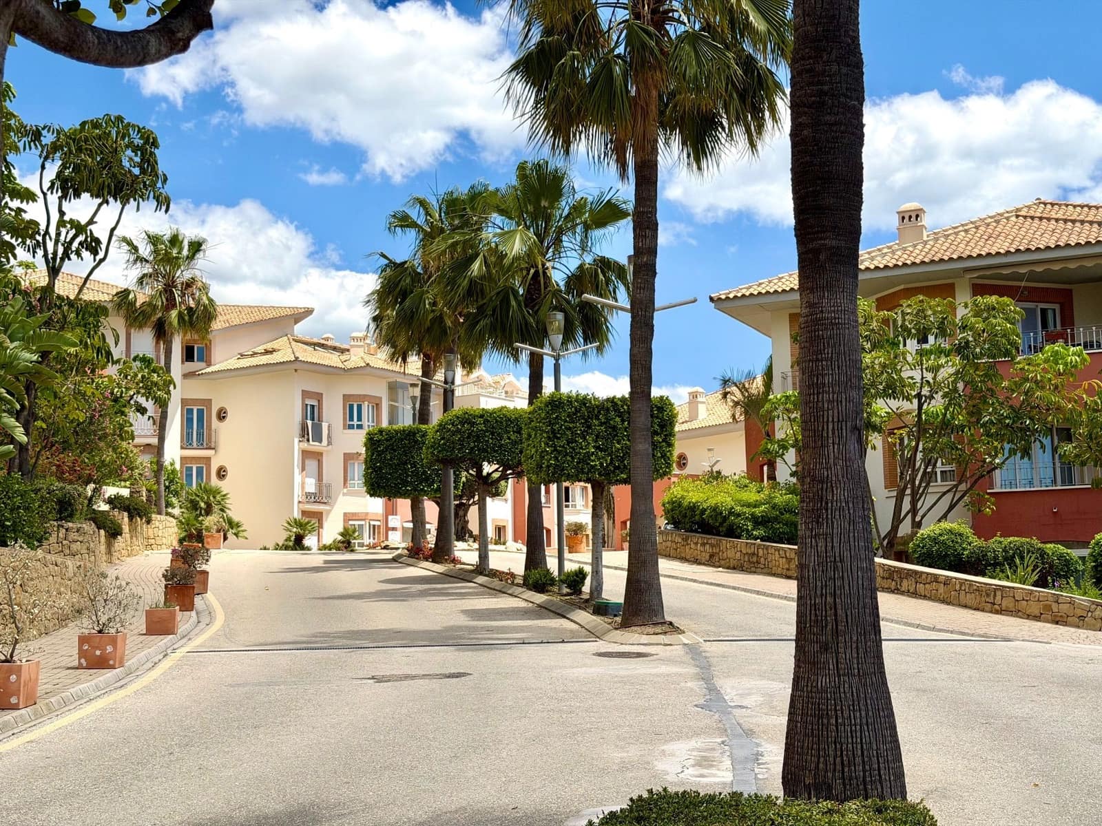 2 bedroom Apartment for sale in Benalmadena Costa with pool garage - € 299,500 (Ref: 9827446)