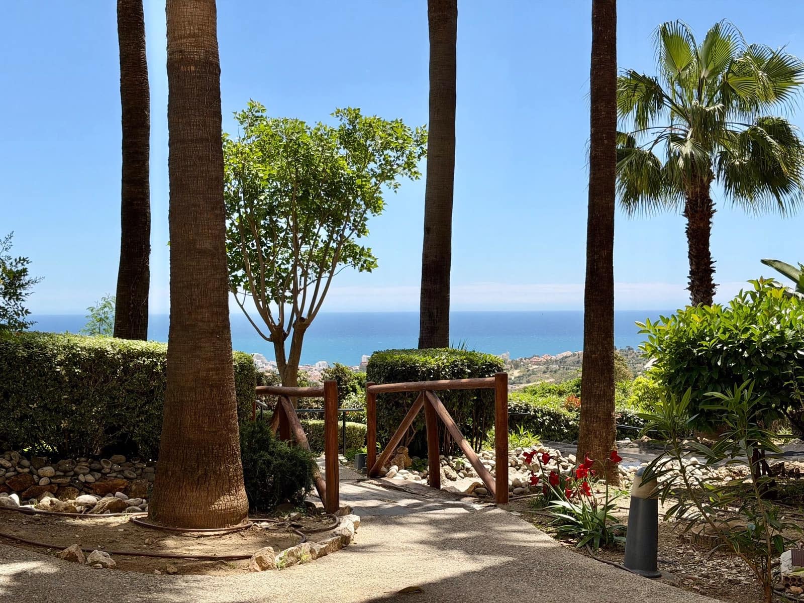 2 bedroom Apartment for sale in Benalmadena Costa with pool garage - € 299,500 (Ref: 9827446)