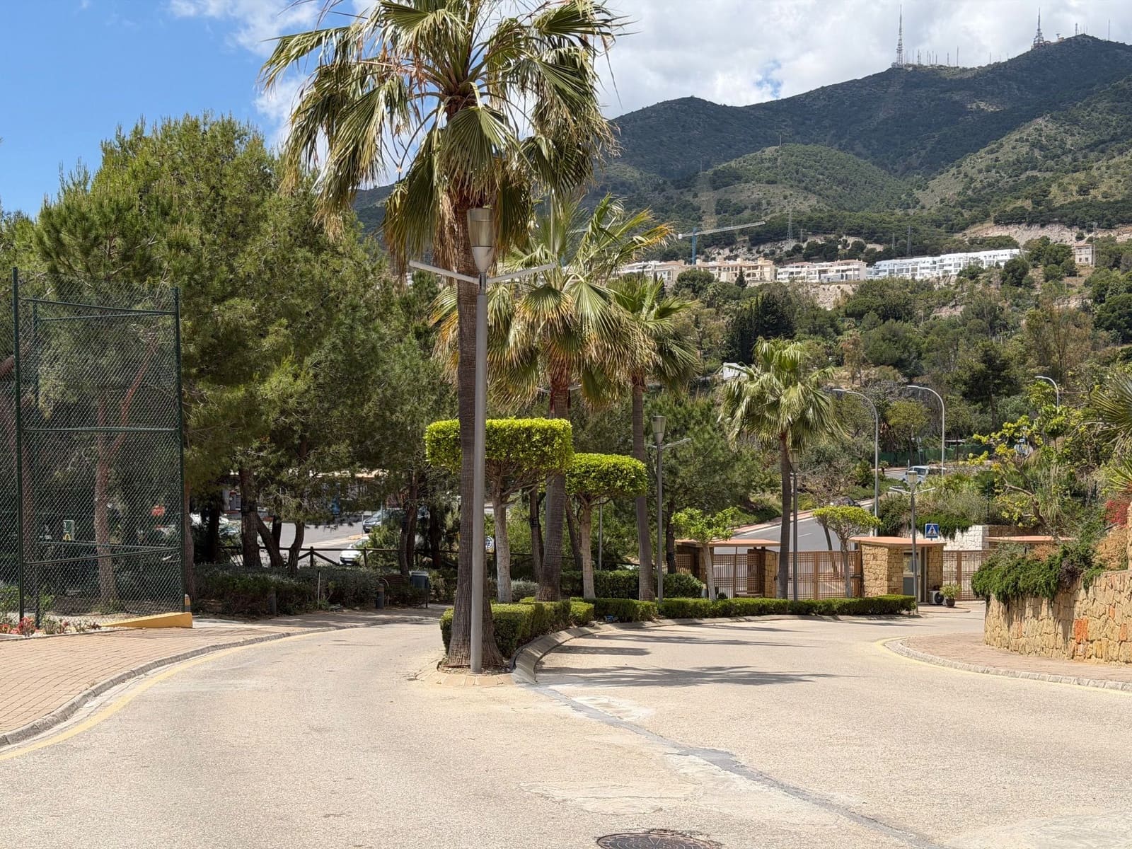 2 bedroom Apartment for sale in Benalmadena Costa with pool garage - € 299,500 (Ref: 9827446)