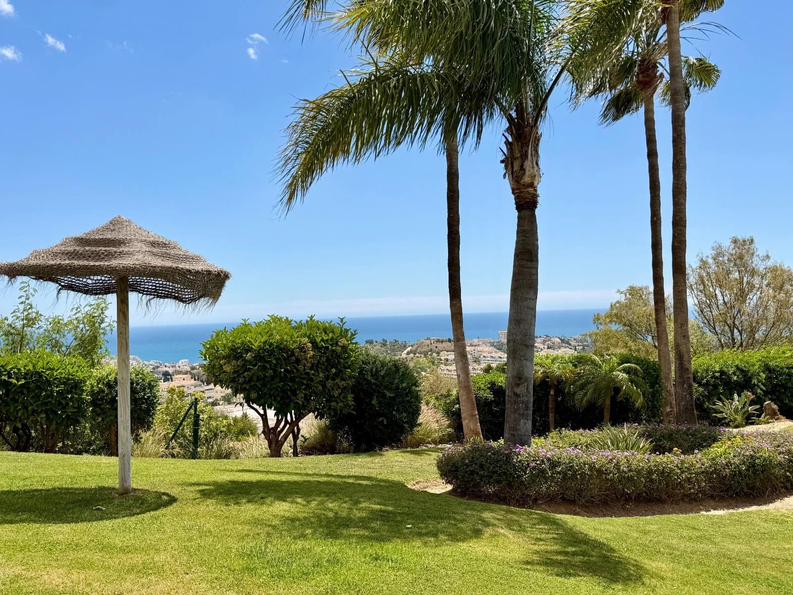 2 bedroom Apartment for sale in Benalmadena Costa with pool garage - € 299,500 (Ref: 9827446)