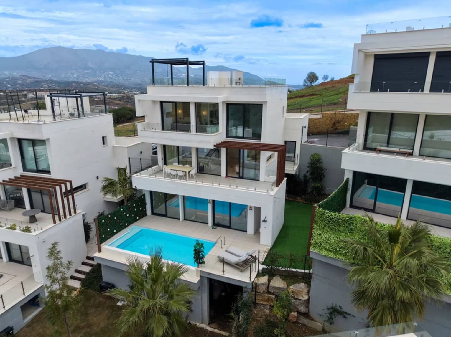 4 bedroom Villa for sale in Mijas with pool garage - € 945,000 (Ref: 9827452)