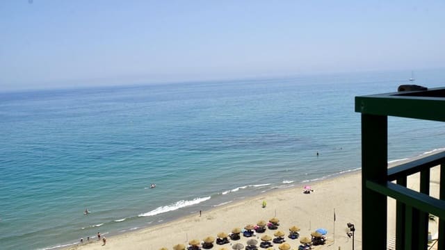 2 soverom Leilighet til leie i Las Gaviotas  - Carvajal, Fuengirola med garasje - € 1 650 (Ref: 9976824)