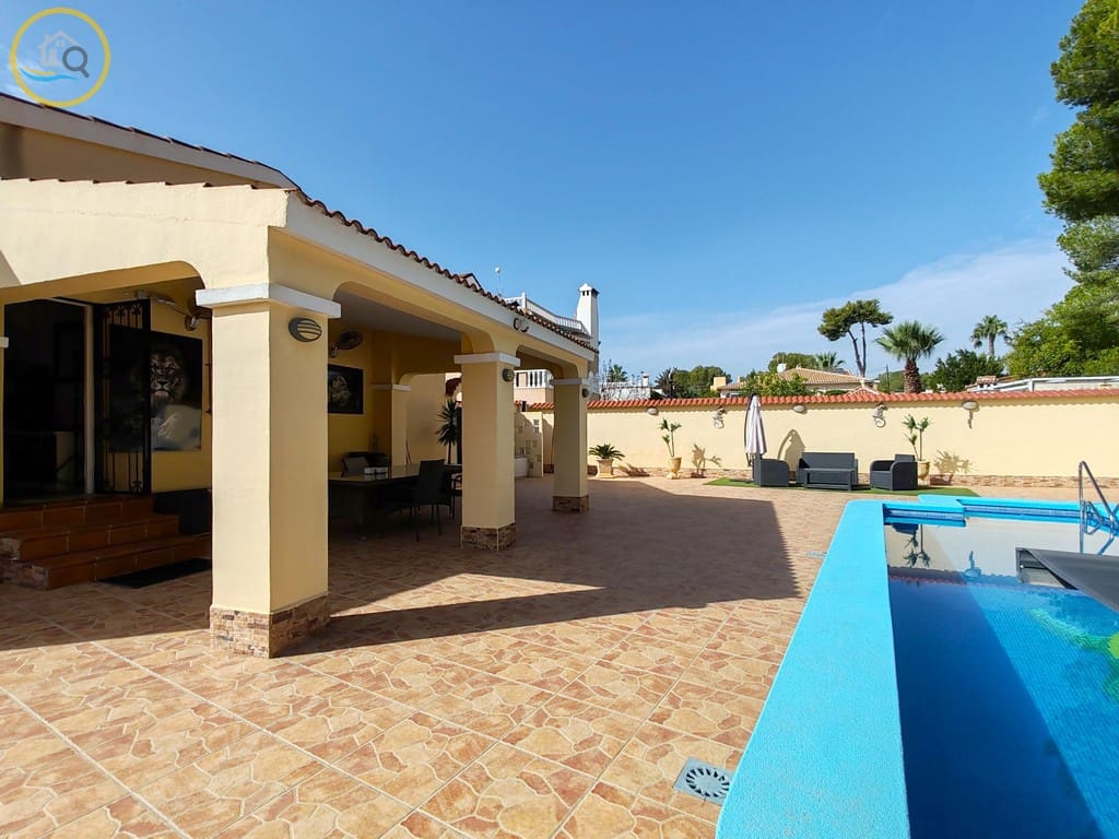 4 makuuhuone Huvila myytävänä paikassa Pinar de Campoverde mukana uima-altaan - 439 998 € (Ref: 8623037)